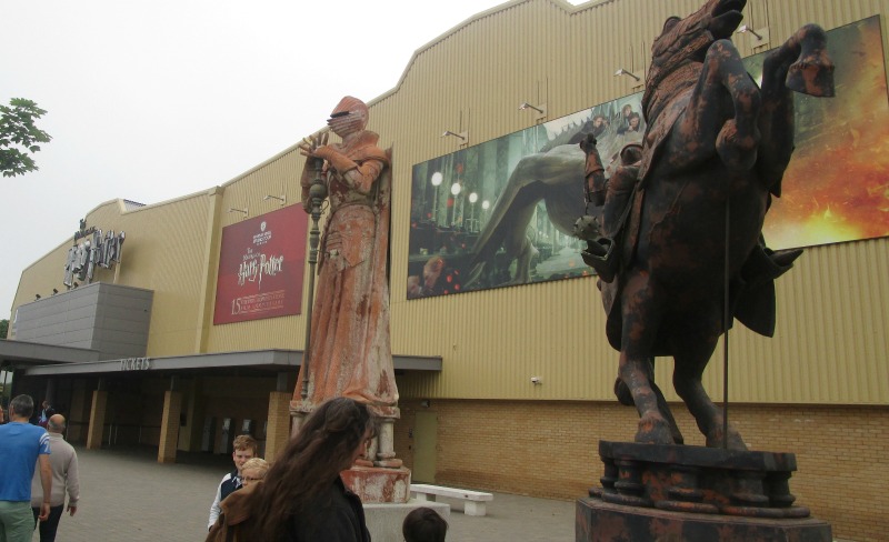 Harry Potter tour - outside statues