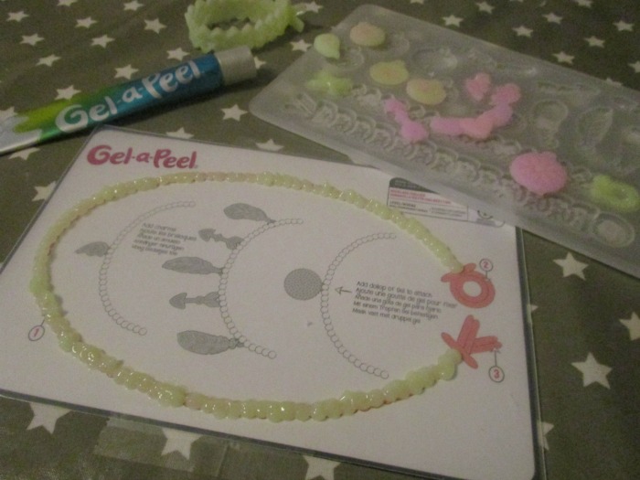 Gel-a-peel colour change kit necklace being made without clasps